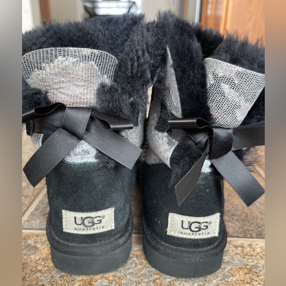 Ugg Australia Mini Bailey Bow Snake Print Boots- Black/Silver, Women’s Size 7 - Picture 1 of 7
